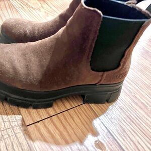 UGG Ashton Chelsea Boots